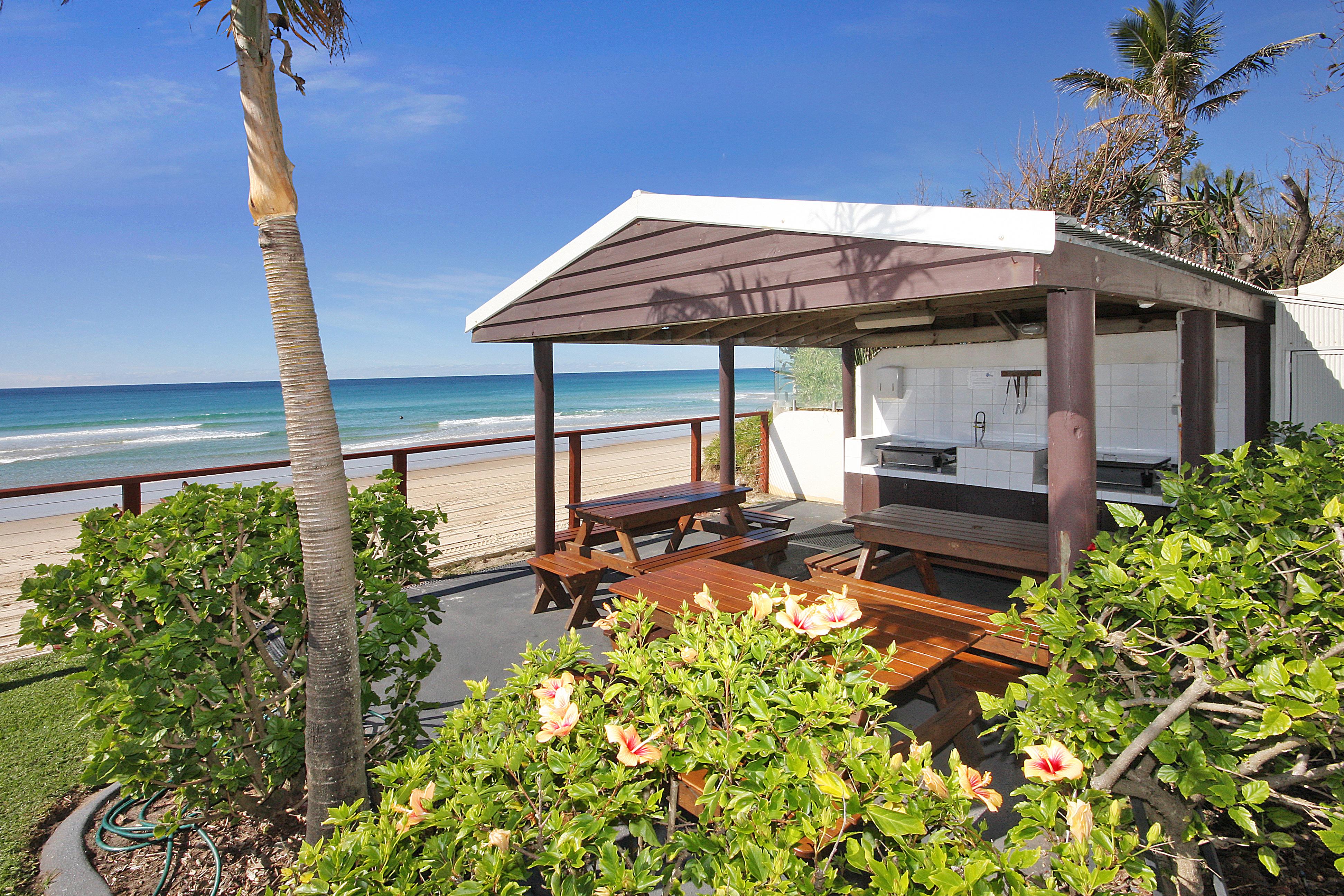 Spindrift On The Beach - Absolute Beachfront Mermaid Beach Esterno foto